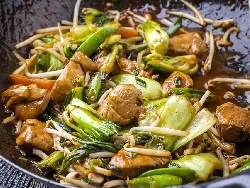 Пържено пиле със зеленчуци – бок чой, броколи и кълнове - снимка на рецептата